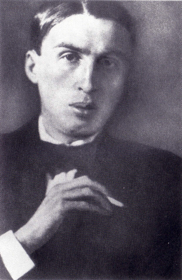 https://upload.wikimedia.org/wikipedia/commons/a/ad/Georgy_Ivanov_%281921%29.jpg