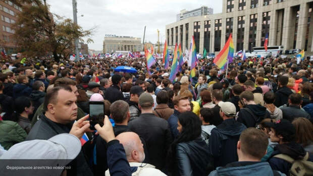 Митингующих в Москве нужно поставить на место, чтобы избежать поножовщины, считает эксперт