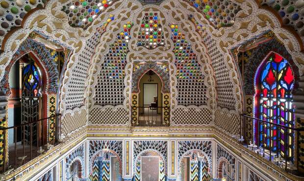 Яркий и многоцветный великолепный интерьер дворца Саммеццано в Тоскане (Италия).