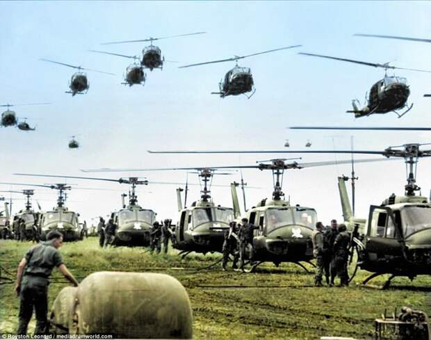 Вертолеты армии США, обеспечивающие поддержку с воздуха, вылетают в точку назначения в 50 милях к северо-востоку от Сайгона. 28 августа 1966 г. Вьетнам, военное, война во вьетнаме, вьетнамская война, колоризация, колоризированные снимки, колоризированные фото, раскрашенные