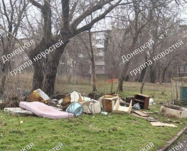 Просто свалка в Кировском районе Донецка. Площадь Свободы.Возле жилого дома