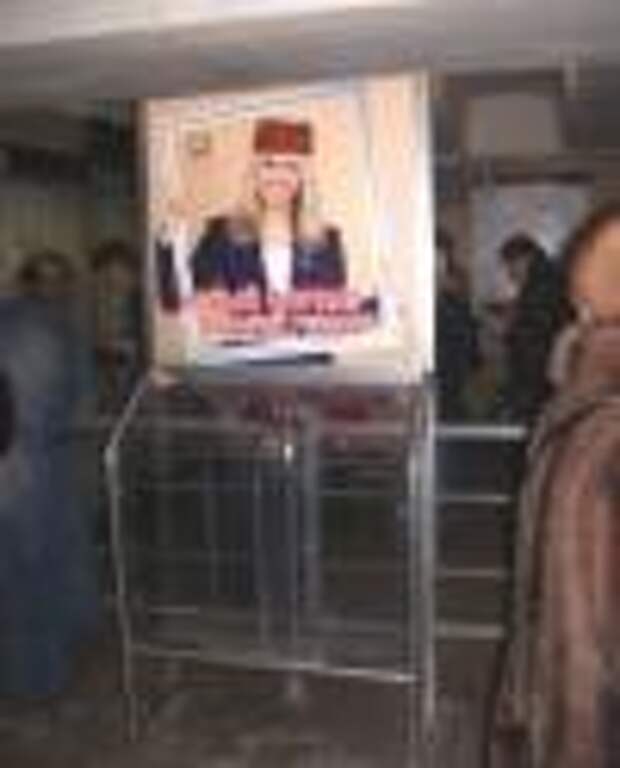 Здесь будет метро. Реклама в метро. Реклама в метро Олимп. Реклама в метро в Москве. Стойка для бесплатных газет в метро.
