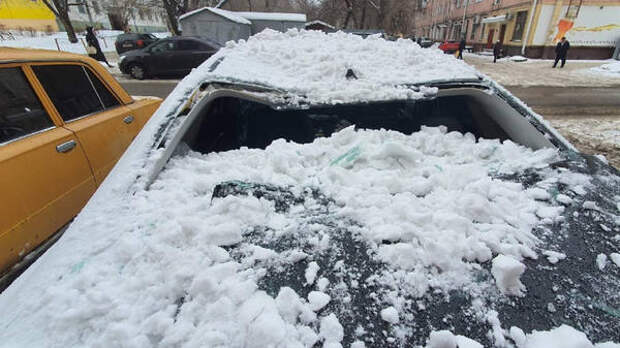 В Омске сошедший с крыши снег испортил машину
