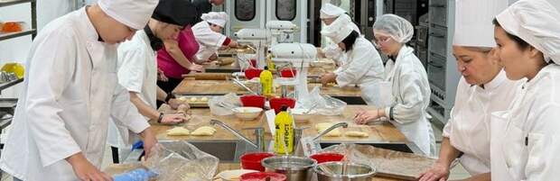 В Караганде подростки с аутизмом обучаются кондитерскому делу