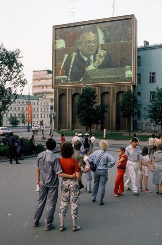 Съезд партии, уличная трансляция. СССР, Москва, 1988 год. Автор фотографии: Chris Niedenthal.