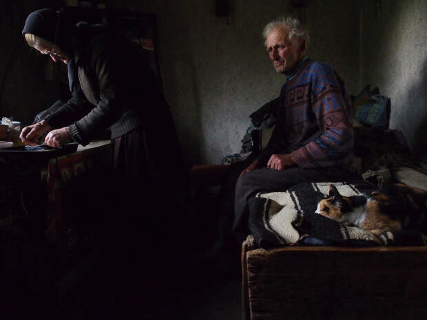 Дед ждет, пока жена приготовить хлеб