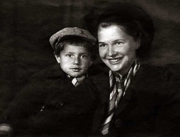 1072 Саша Пороховщиков с мамой Галиной Александровной.jpg