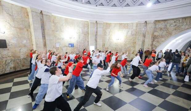 Танцевальный флешмоб в честь дня рождения метро провели на «Таганской»