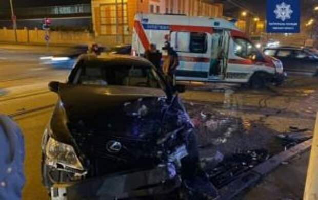 В Одессе Lexus и машина скорой помощи столкнулись и перевернулись: пострадали трое человек