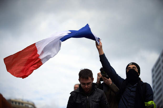 FP: Франция хочет запретить пользоваться соцсетями детям младше 15 лет