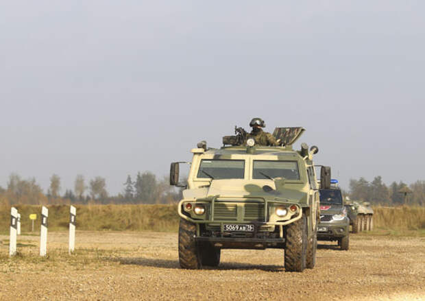 Мотострелки ЦВО отработали сопровождение колонны с гуманитарным грузом в Самарской области