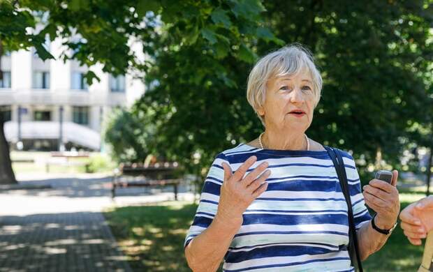 На пенсии жизнь только начинается: 80-летняя женщина активно путешествует и полностью себя обеспечивает