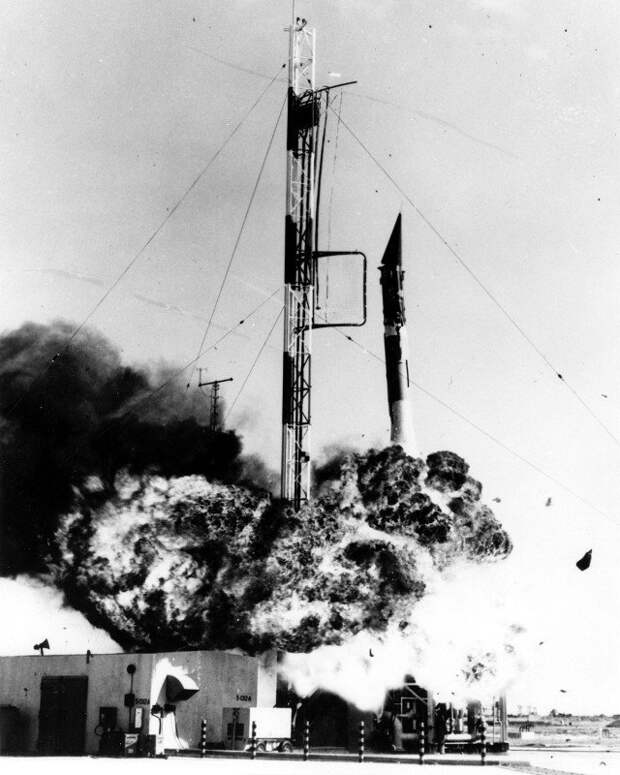 Неудачный запуск первого американского спутника, 1957 год, США история, люди, мир, фото