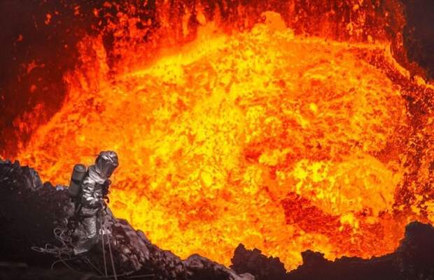 Человек спустился в кратер вулкана Marum (8 фото)