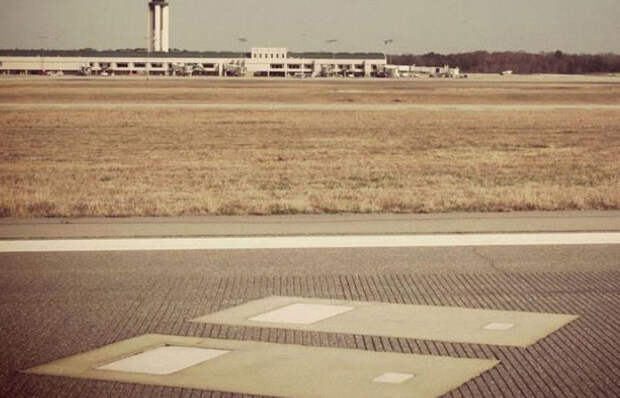 Что за штуки выглядывают из взлетно-посадочной полосы одного из аэропортов США