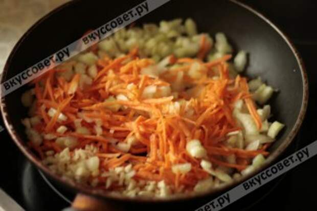 В сковороде нагреваем растительное масло и обжариваем лук, затем добавляем морковь, сельдерей и чеснок
