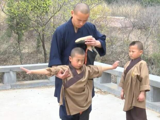 Как тренируются юные монахи Шаолиня Шаолинь, монахи, тренировки