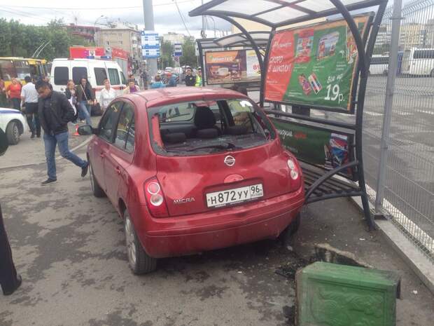 Картинки по запросу В Екатеринбурге женщина на Nissan сбила людей на остановке