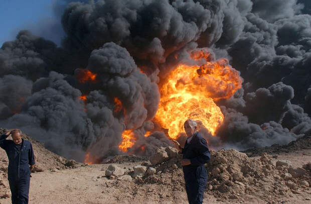 Горящий нефтепровод в районе города Киркук в Ираке