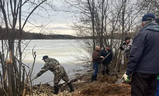 Водопроводная труба обрушилась из-за паводка в деревне под Шахуньей