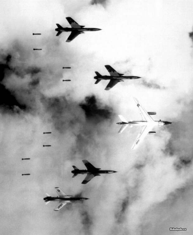 B-66 и четыре F-105 Thunderchiefs сбрасывают бомбы на цели над Северным Вьетнамом 14 июня 1966 года история, люди, мир, фото