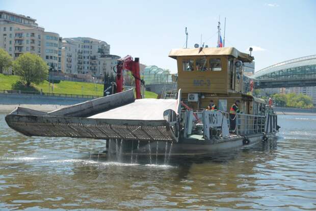 В акватории Москвы-реки в Капотне заметили судно-мусоросборщик
