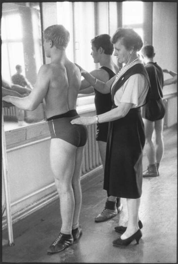 Упорные тренировки в цирковом училище. СССР, Москва, 1966 год. Упорные тренировки в цирковом училище. СССР, Москва, 1966 год.
