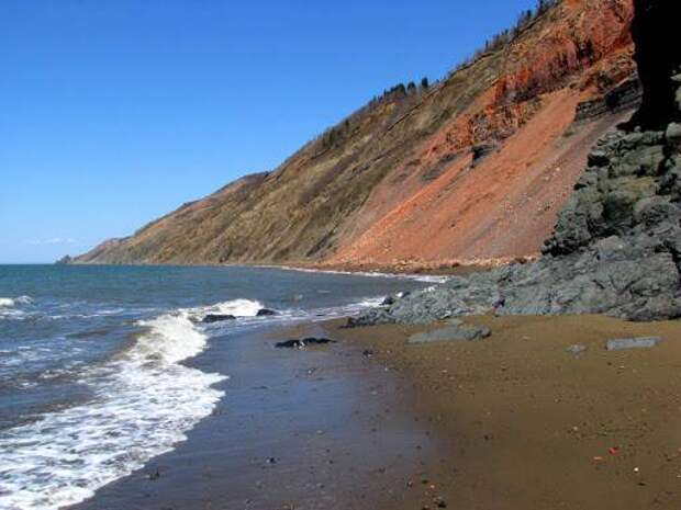 Каменная дорога, уходящая далеко в море, появилась на Сахалине
