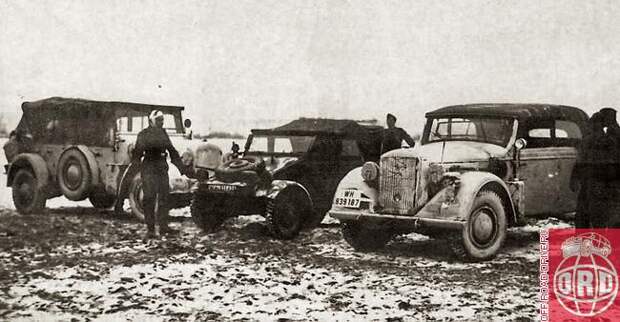 Не имевшие ни жесткой крыши, ни отопителя штабные автомобили Horch 901 (справа и слева) мало подходили для зимних условий
