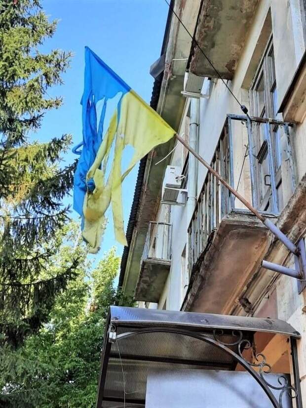 Прощай хохлы. Украинский флаг. Порванный флаг Украины. Украинский флаг на флагштоке. Украинский флаг на здании.
