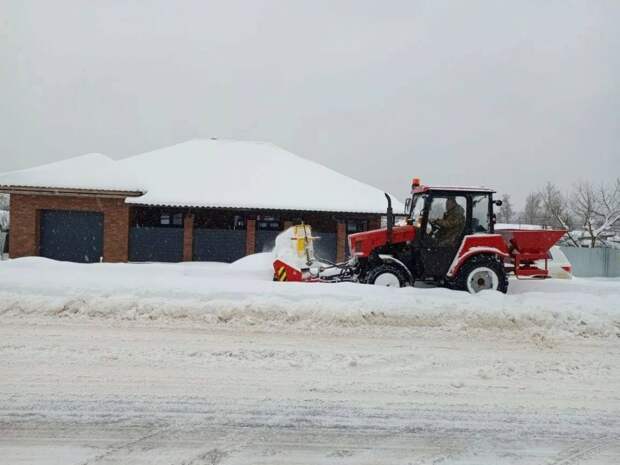 В Дубенском районе Тульской области продолжают борьбу со снегом