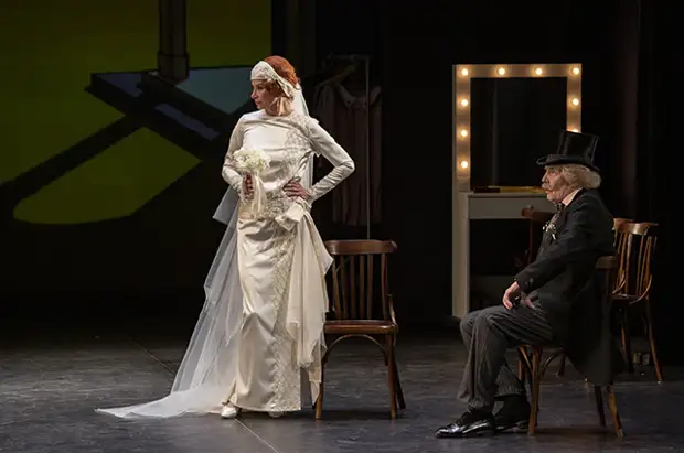 Юлия Высоцкая и Александр Филиппенко в спектакле "Укрощение строптивой"