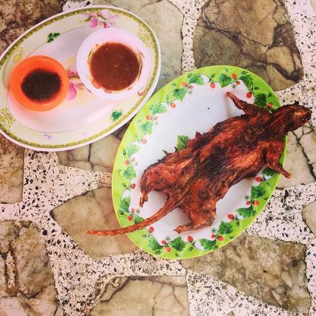 The rat typically comes with dipping sauces.