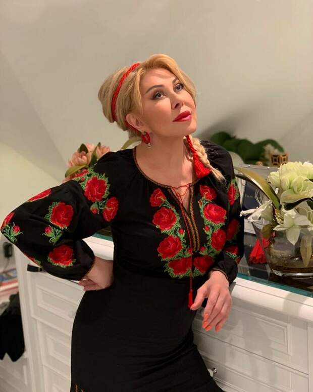 Любовь Успенская зарабатывает на видеопоздравлениях по 30 тысяч рублей: как одевается обеспеченная певица