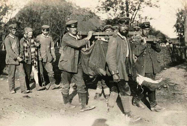 Эвакуация раненого русского солдата с поля боя 