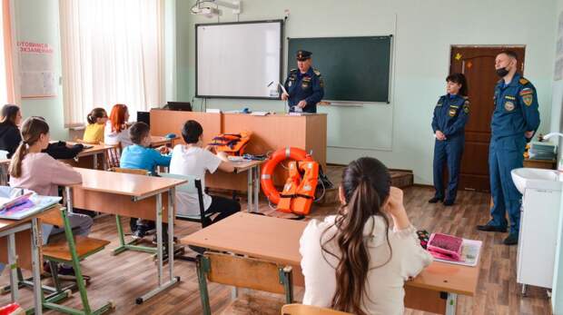 Инспекторы ГИМС проводят уроки безопасности в школах Черноморского района