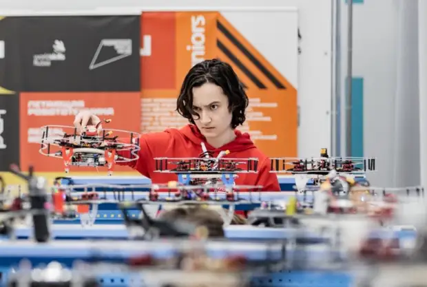 Юный программист из СВАО запустил летающего робота