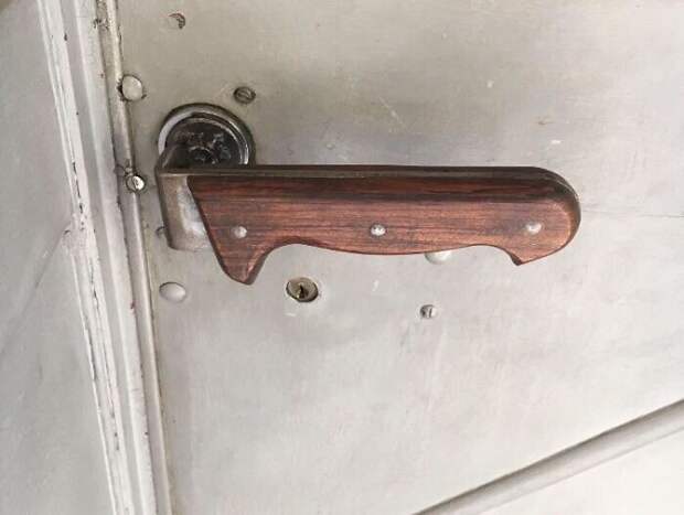 Ручка на двери в магазин ножей. Вы не будете сомневаться, пришли ли вы по адресу!