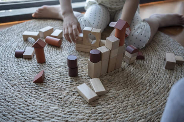 Для развития речи хорошо работают простые игровые формы.