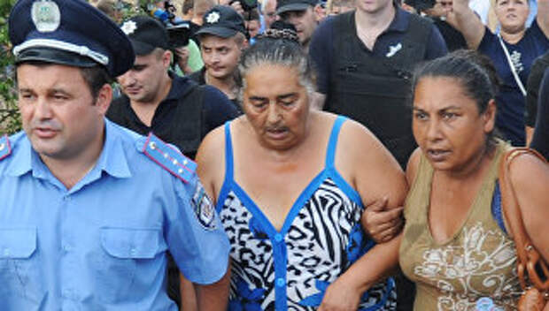 Сотрудники правоохранительных органов успокаивают жителей села Лощиновка в Одесской области, где произошли столкновения и погромы домов цыган Сотрудники правоохранительных органов успокаивают жителей села Лощиновка в Одесской области, где произошли столкновения и погромы домов цыган