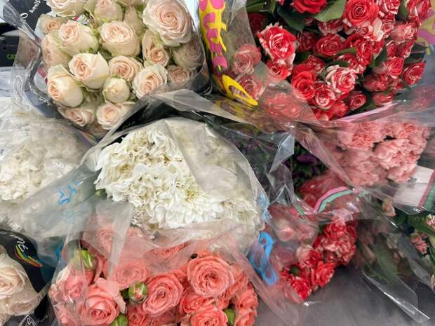 В Петербурге оштрафовали нелегальных продавцов цветов в преддверии праздника