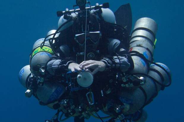 https://www.spotmydive.com/media/cache/my_thumb_article_img/uploads/images/1480959555_the-deepest-dive.jpg