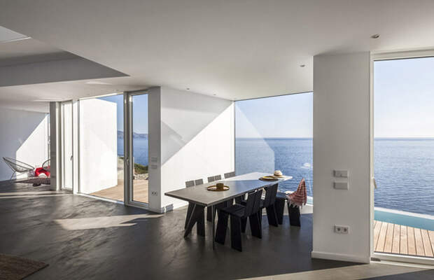 Дом-подсолнух на побережье в Испании