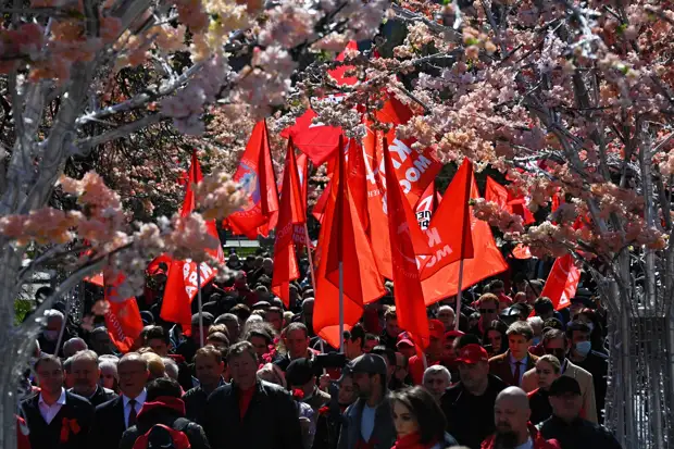 Коммунистический премиум-класс: как роскошные авто коммунистов влияют на имидж КПРФ