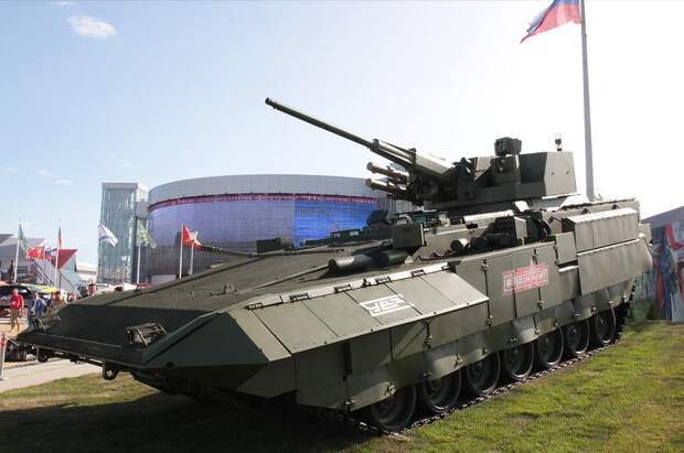 БМП "Т-15" на платформе "Армата" испытывается в куда более закрытом для СМИ формате. Известно, что на базе "Т-15" создан вариант командного пункта "БМП-КШ", который имеет вместо башни дополнительное оборудование электропитания.