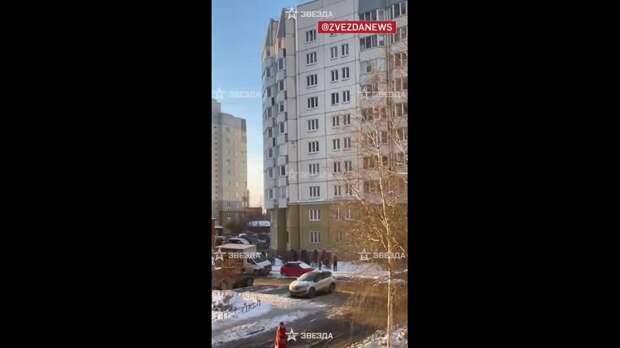 Кадры чудесного спасения выпавшего из окна ребенка в Петербурге. Двухлетний малыш сорвался с 10-го этажа, прохожие не растерялись — растянули па...