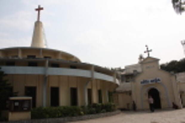 Кликните для увеличения слева – Католический храм над пещерой апостола Фомы.