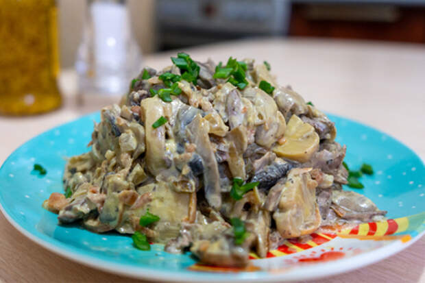 Фото к рецепту: Салат из куриных сердечек с грибами