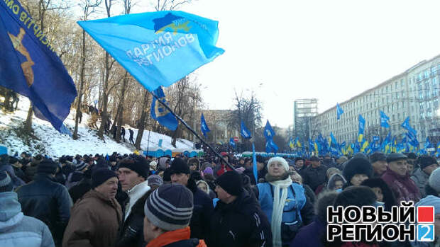 Новый Регион: В центре Киева начались баталии сторонников и противников Януковича – пока что словесные