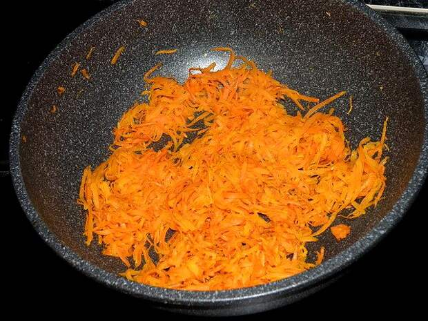 Морковь готова. пошаговое фото этапа приготовления салата с грибами и курицей